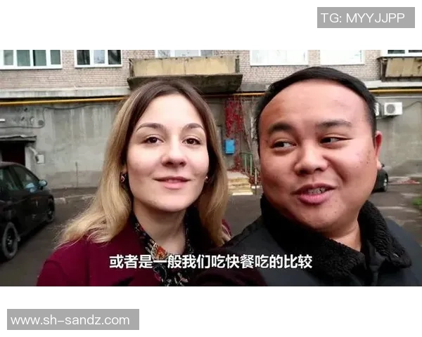 足球明星亲自下厨买菜视频曝光展现生活中的真实一面